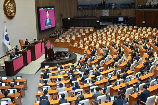이재명 대통령이 4일 국회 본회의장에서 2026년도 예산안 및 기금운용계획안에 대한 시정연설을 하고 있다.  이 대통령 시정연설하는 동안 국민의힘 의원들이 불참하면서 의석이 비어 있다. [뉴스1]