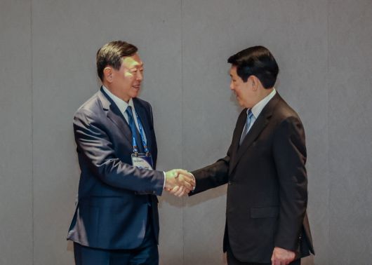 Lotte Group Chairman Shin Dong-bin (left) shakes hands with Vietnamese President Luong Cuong during their meeting in Gyeongju, North Gyeongsang Province, on October 30. (Lotte Group)