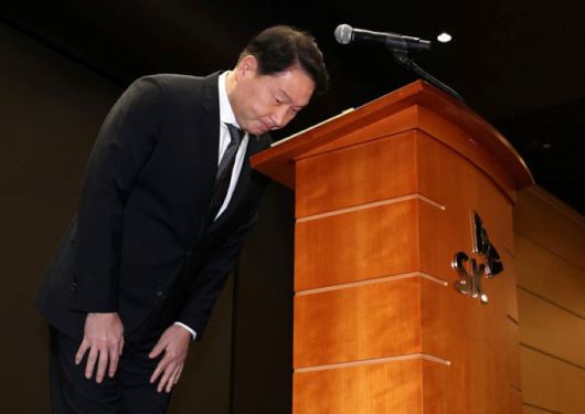 최태원 SK그룹 회장이 지난달 7일 서울 중구 을지로 SK텔레콤 본사에서 열린 유심 정보 유출 관련 브리핑에 참석해 대국민 사과를 하고 있다. [연합뉴스]