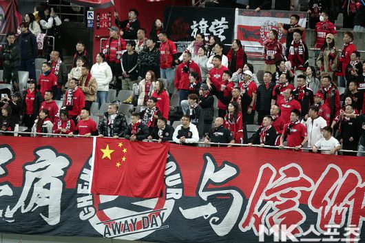 11월 4일 서울월드컵경기장에서 청두 룽청을 향해 열광적인 응원을 보내고 있는 청두 팬들. 사진=이근승 기자