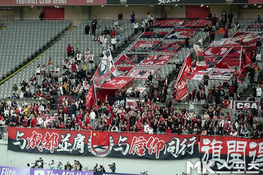 11월 4일 서울월드컵경기장에서 청두 룽청을 향해 열광적인 응원을 보내고 있는 청두 팬들. 사진=이근승 기자