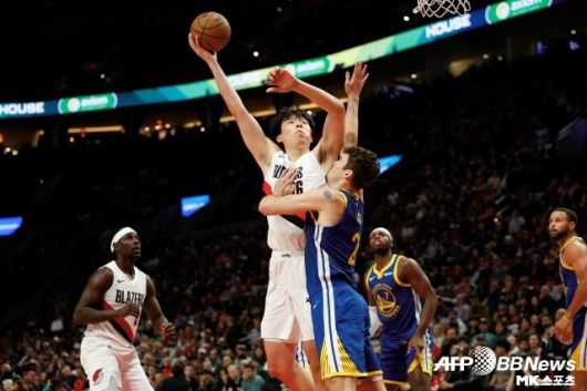 ‘소후닷컴’은 양한센이 지난 시즌 멤피스 그리즐리스에서 존재감을 보여준 잭 이디가 좋은 동기부여가 될 수 있을 것이라고 전했다. 이 매체는 “멤피스는 지난 시즌 가장 빠른 팀 중 하나였다. 그곳에서 이디는 초반 적응에 어려움을 겪었다. 하나, 점점 코치진의 신뢰를 얻었고 결국 올-루키 퍼스트 팀에 선정됐다”며 “이디가 겪은 기복, 그리고 성장의 흐름이 양한센이 지금의 시련을 극복할 동기부여가 될 수 있을까. 지켜봐야 한다”고 바라봤다. 사진=AFPBBNews=News1