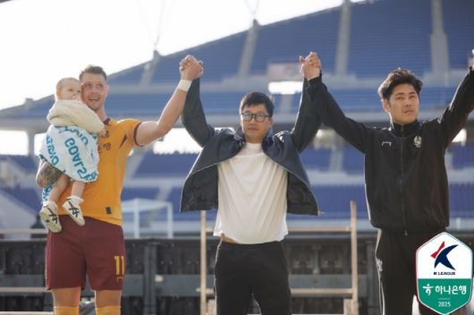 프리드욘슨(사진 맨 왼쪽), 이정효 감독(사진 가운데). 사진=한국프로축구연맹