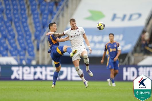 프리드욘슨(사진 오른쪽). 사진=한국프로축구연맹
