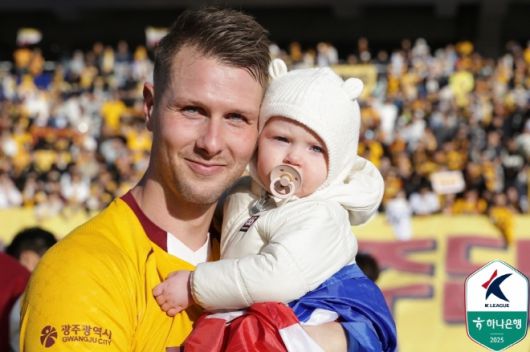 프리드욘슨과 그의 딸. 사진=한국프로축구연맹