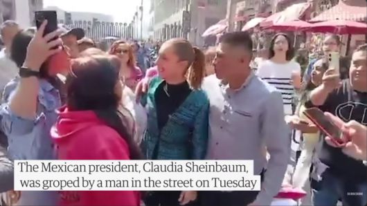 4일(현지시간) 멕시코시티 대통령궁 인근에서 클라우디아 셰인바움 대통령에게 한 남성 취객이 접근하는 모습 <사진 캡쳐=가디언>