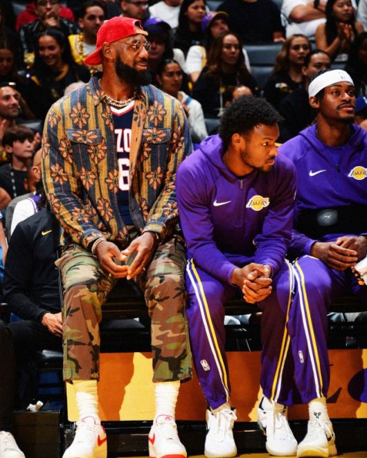 제임스가 돌아오면 과거처럼 메인 옵션이 될 가능성은 거의 없다. 이미 돈치치 중심의 팀이 될 것을 감추지 않은 레이커스다. 다만 리브스 대신 서브 옵션이 될 가능성은 작지 않다. 그렇다면 현재 리브스의 좋은 흐름도 흔들릴 가능성이 있다. 사진=NBA SNS