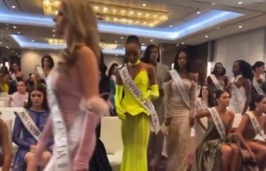 집단 퇴장하는 미인대회 참가자들. [사진출처 = SNS]