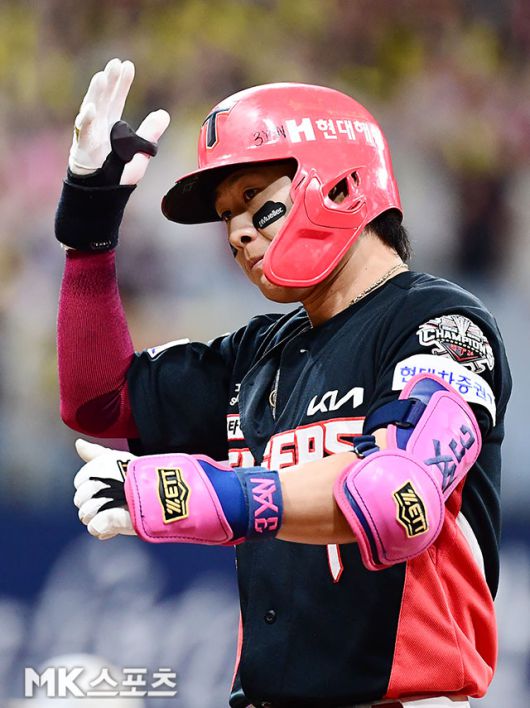 6월 25일 오후 서울 고척스카이돔에서 ‘2025 신한 SOL뱅크 KBO 리그’ KIA 타이거즈와 키움 히어로즈 경기가 열렸다. 9회초 무사 만루에서 KIA 박찬호가 1타점 적시타를 치고 출루하고 있다. 사진=김영구 기자