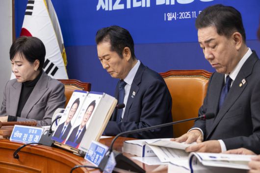 정청래 불어민주당 대표와 김병기 원내대표를 비롯한 최고위원들이 지난 5일 국회에서 열린 제21대 대통령선거 백서 발간 시연회에 참석해 백서를 살펴보고 있다. [연합뉴스]