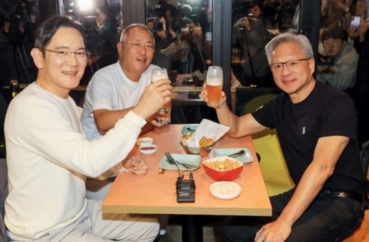 젠슨 황 엔비디아 최고경영자(CEO, 왼쪽 세번째)가 지난 10월 30일 오후 서울 강남구 삼성역 인근 깐부치킨 매장에서 이재용 삼성그룹 회장(첫번째), 정의선 현대차그룹 회장과 치킨 회동을 하고 있다. [뉴스1]