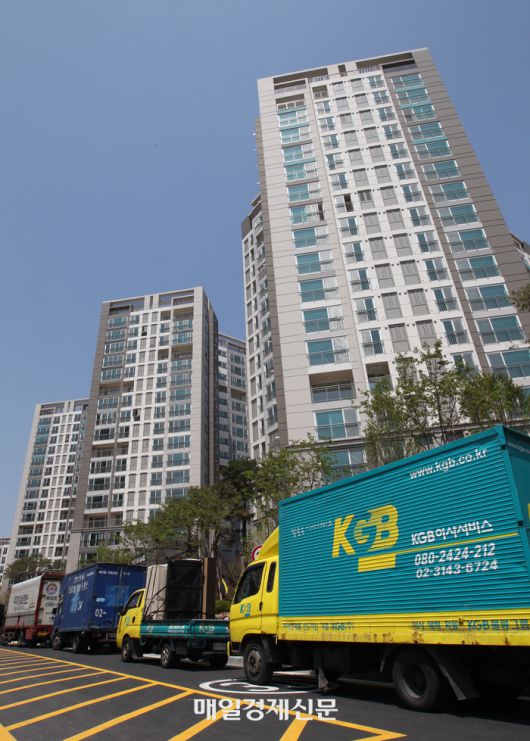 새 아파트 옆 도로에 이사 차량이 주차되어 있다. [이승환 기자]