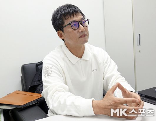 광주 FC 이정효 감독이 깊은 생각에 잠겨 있다. 사진=이근승 기자