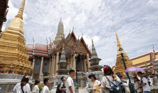 태국 방콕의 유명 관광지 왓 프라깨우 사원을 둘러보는 외국인 관광객들. [연합뉴스]