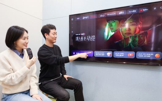 LG유플러스 직원이 IPTV 서비스 ‘유플러스(U+) TV’에서 음성 검색 기능으로 콘텐츠를 탐색하는 모습 [사진 = LG유플러스