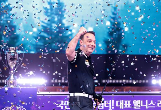 산체스가 11일 하이원배PBA챔피언십 결승전에서 마민껌을 꺾고 우승을 확정한 후 손을 들어올리며 기뻐하고 있다. (사진=PBA)