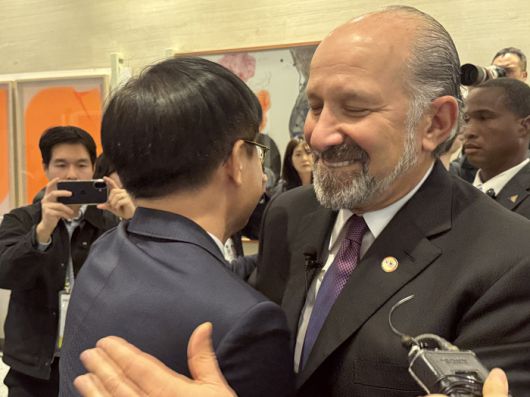 하워드 러트닉 미국 상무부 장관(오른쪽)과 김정관 산업통상부 장관이 지난달 29일 경북 경주 예술의전당에서 열린 한미 비즈니스 라운드 테이블 참석 직전 포옹하고 있다. [연합뉴스]