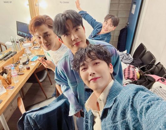 가수 김선준, 정호, 진웅, 최대성 등 젊은 트로트 스타들이 한자리에 모여 홍대를 뜨겁게 달궜다.