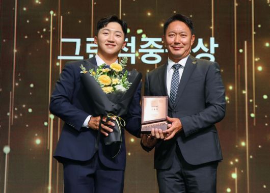 김홍택이 그린적중률상을 수상했다.