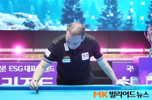 우승한 산체스가 당구테이블에 사인을 남기고 있다.