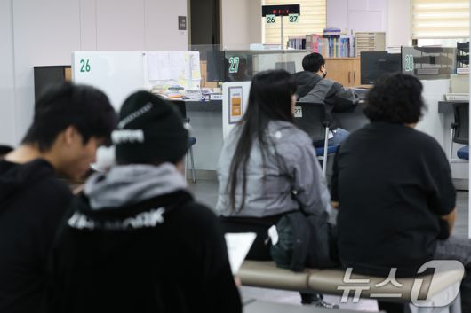 12일 마포구 서울서부고용복지플러스센터를 찾은 시민들이 실업급여 수급 상담을 받고 있다. 뉴스1