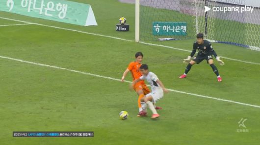 이동준 주심은 10월 3일 제주월드컵경기장에서 열린 제주 SK와 전북 현대전에서 큰 오심을 범했다. 전북 공격수 전진우가 제주 수비수 장민규의 발에 밟혔다. 하지만, 이동준 주심은 페널티킥을 선언하지 않았다. 비디오판독(VAR)도 하지 않았다. 사진=쿠팡플레이 중계 화면 캡처