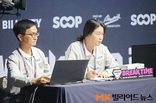 3쿠션월드컵 모든 기록은 스코어보드 입력과 함께 수기(手記)로도 기록된다. 이어 대회위원회에서 취합해 UMB 사무국으로 넘긴다. 이후 UMB 담당자가 시스템에 입력된 경기 기록과 실제 기록지가 일치하는지를 꼼꼼이 대조한다.