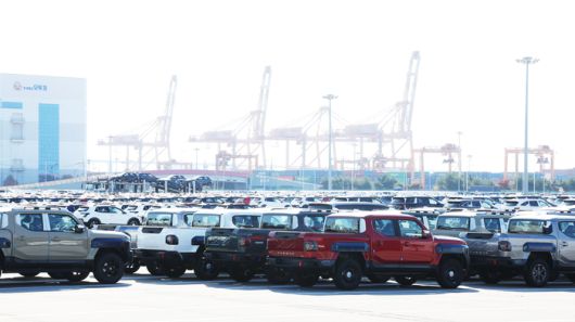 한미 관세·안보 협상의 결과물인 ‘조인트 팩트시트’(공동 설명자료)가 14일 최종 확정됐다. 이재명 대통령은 이날 오전 서울 용산 대통령실에서 팩트시트 내용이 최종 합의됐다는 사실을 직접 발표했다. 사진은 14일 경기도 평택항에 수출용 자동차가 세워져 있는 모습. 2025.11.14 [사진=연합뉴스]