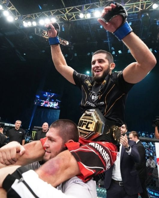 ‘더 선’에 의하면 누르마고메도프마저 “내 솔직한 생각으로는 앞으로 1년 반, 길면 2년 정도다. 34세가 되는 시점에는 나이의 영향이 분명히 온다. 시간이 오면 아무도 네 나이를 묻지 않는다. 그냥 몸이 반응하지 않게 되는 거야”라고 말하며 마카체프의 은퇴 논란은 더욱 커졌다. 사진=X