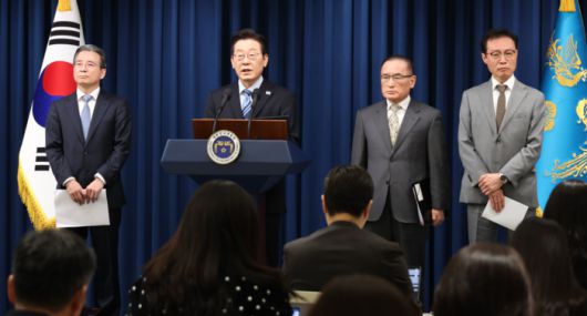 이재명 대통령이 14일 서울 용산 대통령실 기자회견장에서 한미 관세·안보 협상 ‘조인트 팩트시트’(공동 설명자료) 최종 합의를 발표하고 있다. 왼쪽부터 김용범 정책실장, 이 대통령, 위성락 국가안보실장, 이규연 홍보소통수석. [연합뉴스]