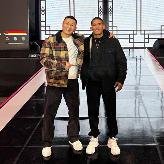 마테우스 카밀루가 ZFN 2 승리 후 경기도 고양시 KINTEX 제2전시장 7A홀에서 데이나 화이트 회장 Lookin’ for a Fight 원격 출연에 의한 UFC 계약 소식을 듣고 정찬성 대표와 기념 촬영을 하고 있다. 사진@matheuscamilomma