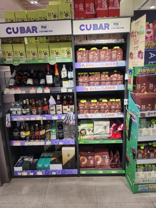 CU 명동역점에는 ‘한손한끼’ 시리즈의 별도 부스가 마련돼 있다.  <박윤예 기자>