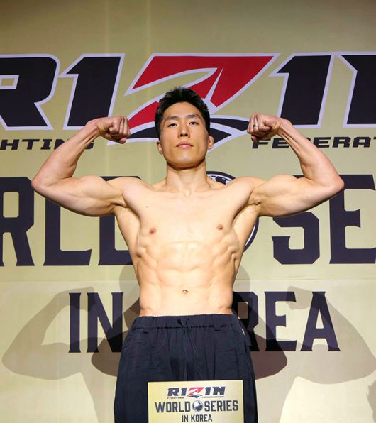 Road to UFC 시즌1~3 기원빈이 2025년 5월 관중 1620명이 들어온 인천광역시 파라다이스시티 라이진 월드시리즈 코리아 메인이벤트 공개 계체 촬영에 응하고 있다. 사진=RIZIN FF