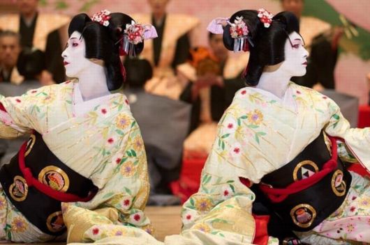 영화 '국보'의 한 장면. 일본 전통예술 가부키의 '왕좌'를 두고 죽은 야쿠자의 아들 키쿠오와 가부키 집안의 적자 슌스케가 맞붙는다.  IMDb