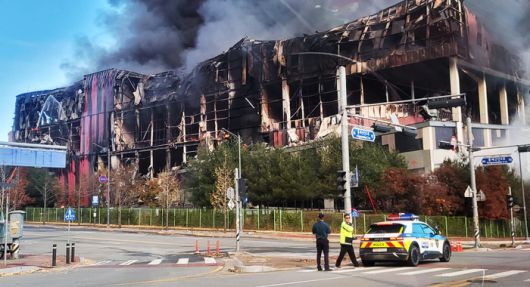 지난 15일 오전 충남 천안시 동남구 풍세면 이랜드패션 물류센터에서 불이 나 소방 당국이 화재 진압에 나선 가운데, 불에 탄 건물 골조가 드러나 있다. [연합뉴스]