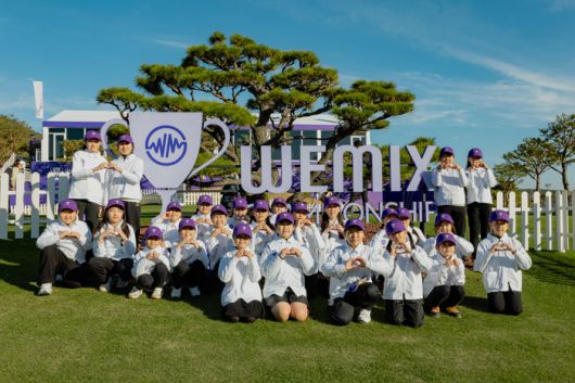 위믹스 챔피언십 위챔 키즈들이 함께 포즈를 취하고 있다. 위믹스 챔피언십