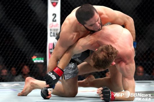 알고도 막을 수 없는 마카체프의 테이크 다운. 결국 마달레나도 무너졌다. 사진=AFPBBNews=News1