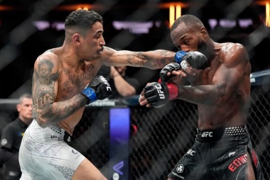 다음은 카를로스 프라치스와 리온 에드워즈의 경기였다. 아데산야는 에드워즈가 3라운드 만장일치 판정승으로 경기를 끝낼 것이라고 봤다. 프라치스의 타격 능력에 대해 극찬한 아데산야이지만 결국 에드워즈에게 붙잡힐 것이라고 전한 것이다. 그러나 이 경기는 프라치스의 2라운드 펀치 KO로 마무리됐다. 사진=AP=연합뉴스