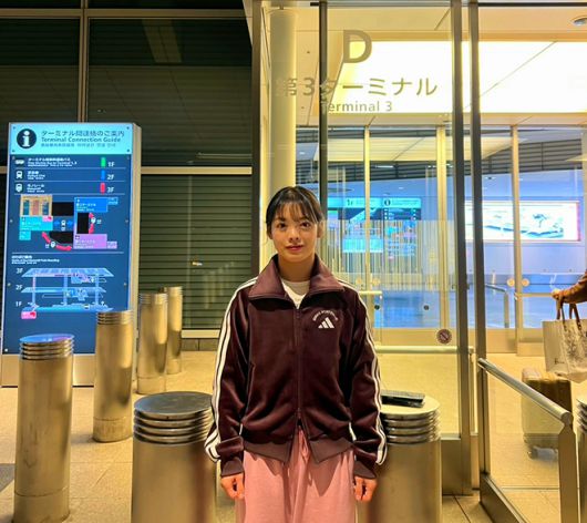 태폴러지 여자 아톰급 세계랭킹 2위 및 파이트 매트릭스 세계랭킹 8위 이예지가 2025년 11월 도쿄 뉴피어홀 DEEP JEWELS 51 메인이벤트를 위해 일본에 입국하여 기념 촬영을 하고 있다. 사진=DEEP事務局