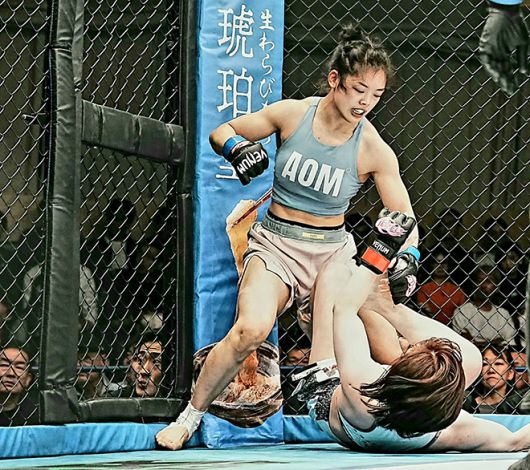 이예지가 2025년 5월 일본 도쿄 고라쿠엔홀 DEEP 125 Impact에서 전 여자 아톰급 챔피언 오시마 사오리를 강력한 그라운드 앤드 파운드로 공격하고 있다. 사진=스탠다드앤드프로그레스 스포츠에이전시 제공