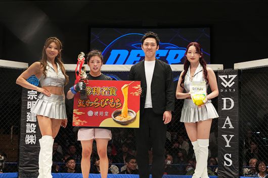 이예지가 2025년 5월 일본 도쿄 DEEP 125 Impact에서 전 여자 아톰급 챔피언 오시마 사오리를 꺾은 후 승리 기념 촬영을 하고 있다. 사진=스탠다드앤드프로그레스 스포츠에이전시 제공