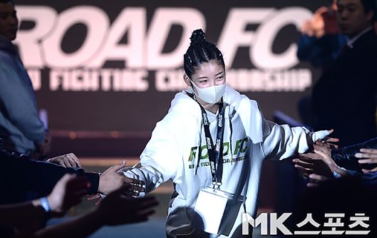 이예지가 2017년 3월 서울특별시 스위스 그랜드 호텔 로드FC 37 여자 아톰급 시합을 위해 입장하고 있다. 사진=MK스포츠DB