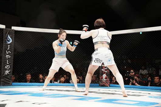 이예지가 2025년 5월 일본 도쿄 DEEP 125 Impact에서 전 여자 아톰급 챔피언 오시마 사오리를 상대하고 있다. 사진=스탠다드앤드프로그레스 스포츠에이전시 제공