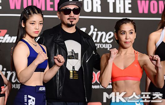 이예지가 2017년 3월 로드FC 37 계체 후 촬영에 응하고 있다. 오른쪽은 ‘파이트 매트릭스’ 여자 아톰급 세계랭킹 1위 출신 시나시 사토코, 가운데는 가수 박상민. 사진=김영구 기자