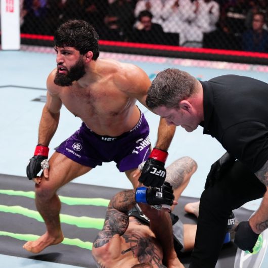 1년 7개월 만에 돌아온 아르만 사루키안이 댄 후커를 완벽히 끝내며 일리야 토푸리아에게 가까이 다가섰다. 사진=UFC 뉴스 SNS