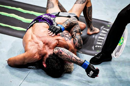 사루키안은 23일(한국시간) 카타르 도하 ABHA 아레나에서 열린 후커와의 UFC 파이트 나이트 메인 이벤트 라이트급 매치에서 2라운드 암 트라이앵글 초크로 서브미션 승리했다. 사진=X