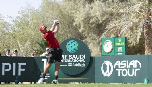 22일(한국시간) 사우디아라비아 리야드의 리야드 골프클럽(파71)에서 열린 아시안투어 인터내셔널시리즈 최종전인 PIF 사우디 인터내셔널에서 우승을 차지한 호세 루이스 바예스테르가 아이언으로 힘차게 티샷을 하고 있다. 아시안투어