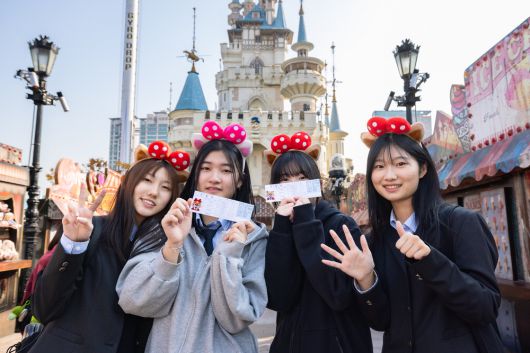 수험생 대상 특별할인에 나선 롯데월드 어드벤처.