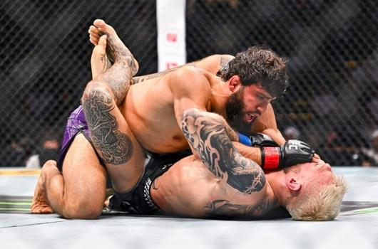 사루키안은 23일(한국시간) 카타르 도하 ABHA 아레나에서 열린 댄 후커와의 UFC 파이트 나이트 메인 이벤트에서 2라운드 암 트라이앵글 초크로 서브미션 승리했다. 사진=블러디엘보우 SNS