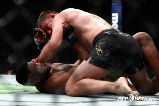 은가누의 무례한 행동은 여기서 끝나지 않았다. 그는 2018년 1월, 스티페 미오치치를 상대하기 전, 화이트에게 파리로 향하는 전용기를 요구했다. 물론 미오치치가 은가누를 박살 내면서 없는 일이 됐으나 화이트에게 있어 이 일은 대단히 크게 느껴졌다. 사진=AFPBBNews=News1